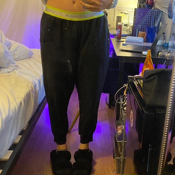 Super comfy Calvin Klein Sweatpants - Picture 5 of 5